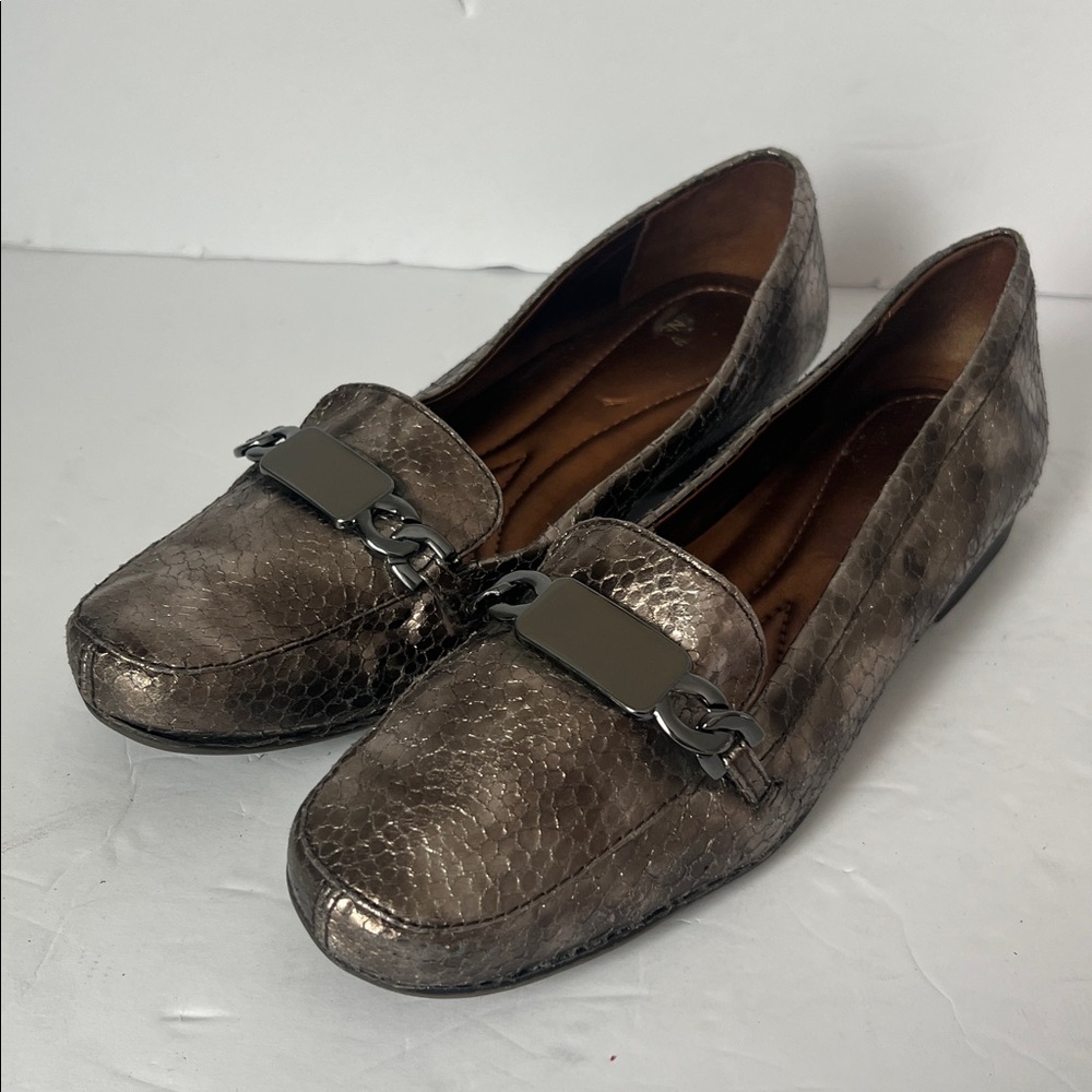 Naturalizer textured brown metallic flats with decorative front buckle, size 7 >